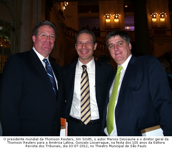 Foto: O presidente mundial da Thomson Reuters, Jim Smith, o autor Marcos Dessaune, e o diretor geral da Thomson Reuters para a Am�rica Latina Gonzalo Lissarrague, na festa dos 100 anos da Editora Revista dos Tribunais (RT), dia 03-07-2012, no Theatro Municipal de S�o Paulo
